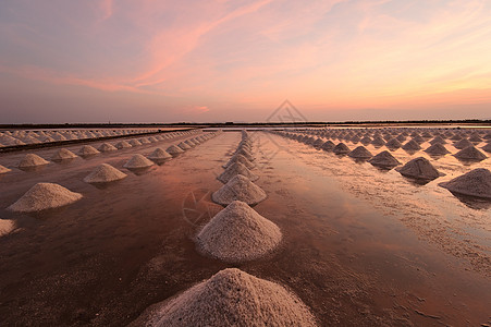 夏天的美丽景色 在泰海兰有一个盐场场地盐渍少校长方形旅行蓝色天空晴天盐沼勘探图片