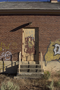 旧砖房门涂鸦日出日落楼梯杂草图片