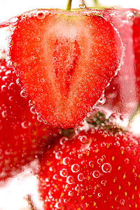含有水泡沫的草莓薄荷玻璃气泡糖浆苏打水果食物稻草果汁草本植物图片