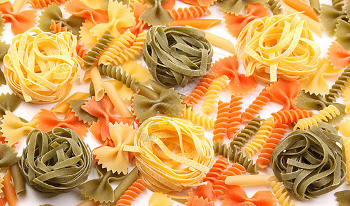 三种颜色的不同意面营养品面条黄色螺旋派对饺子食物绿色三色橙子图片