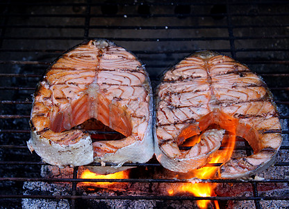 两个新鲜的鲑鱼牛排 在BBQ煮熟海洋鱼片橙子炙烤烧烤鳟鱼牛扒宏观食物海鲜图片