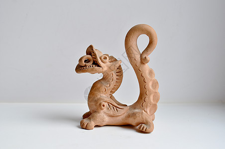 龙的形像娃娃玩具礼物雕塑雕刻设备孩子帽子艺术棕色图片