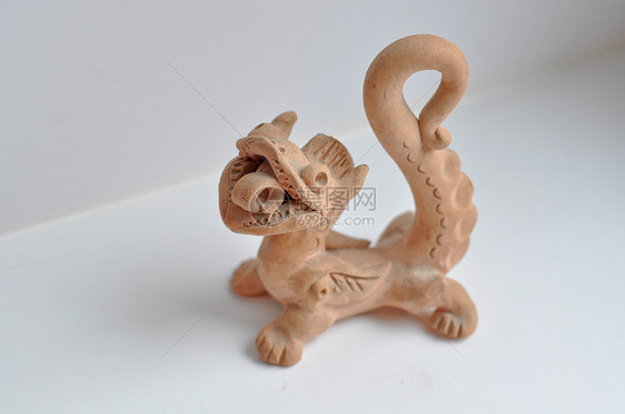 龙的形像乐趣雕刻雕像雕塑婴儿物体棕色黏土艺术陶瓷图片