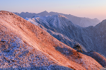 山白色远足旅行风景山脉太阳日出场景武功晴天图片