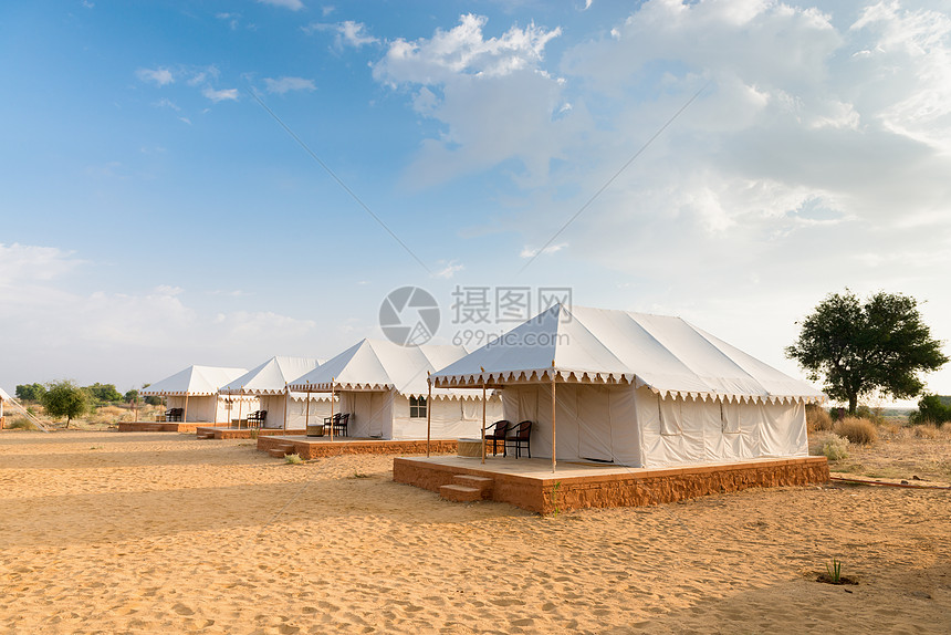 在沙漠中的帐篷露宿地旅馆蓝色晴天气候旅行生态国家营地植物假期游客图片