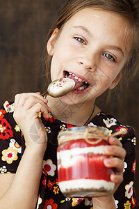 儿童吃甜点静物孩子覆盆子水果奶油快乐食物童年酸奶享受图片