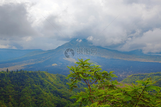 巴图尔山多云蓝色乡村场景顶峰风景旅游古农热带爬坡图片