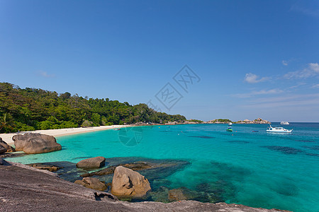 泰国西米兰的岩石帆船风景美丽异国岛屿天蓝色海浪情调娱乐天际群岛海滩海湾图片