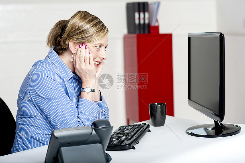 调查计算机屏幕的女商业妇女图片