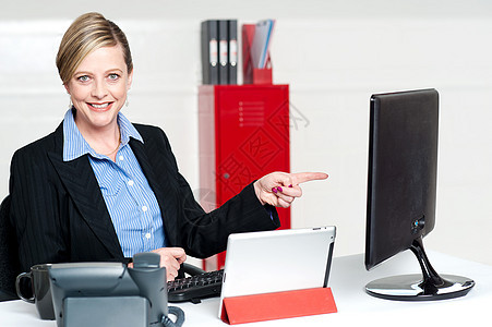 女性行政人员指向计算机屏幕的女执行官机动性键盘人士平板经理监视器金融办公室商务触摸屏图片
