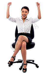 欢乐的女士举起双臂兴奋员工双腿工作乐趣胜利女性精力顾问公司成功图片