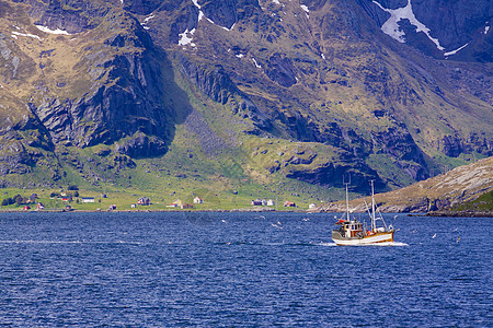 在fjord的渔船钓鱼海岸峡湾海洋风景蓝色全景晴天海岸线航行图片