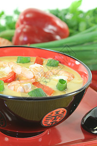 加虾和辣椒的咖喱汤图片