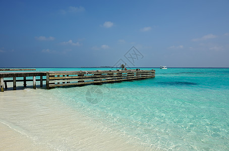 美丽的海滩和码头奢华蓝色热带风景海景海洋海岸线天空平台假期图片