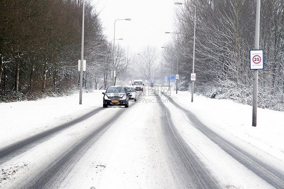 在荷兰阿姆斯特丹的雪中驾驶特丹车辆暴风雪交通运输街道图片