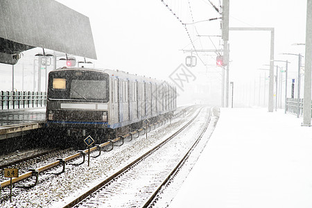 从阿姆斯特丹Bijlmer站出发的雪暴火车铁路城市运输车站交通天气铁轨暴风雪图片