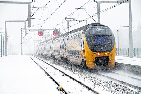 从阿姆斯特丹Bijlmer站出发的雪暴火车交通城市运输车站铁路天气暴风雪铁轨图片