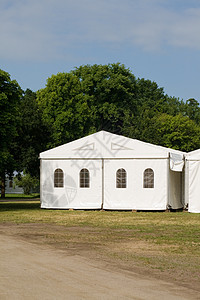 一方或事件帐篷民众蓝色天空庆典活动草地派对篷布娱乐公园图片