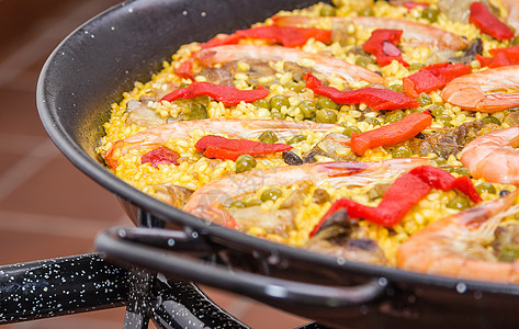烹饪成锅的传统的西班牙辣椒饼详情食物贝类蔬菜黄色胡椒猪肉平底锅红色美食藏红花图片