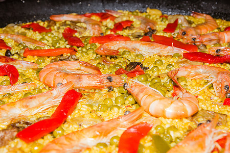 烹饪成锅的传统的西班牙辣椒饼详情海鲜饭盘子藏红花贝类对虾美食黄色猪肉平底锅红色图片