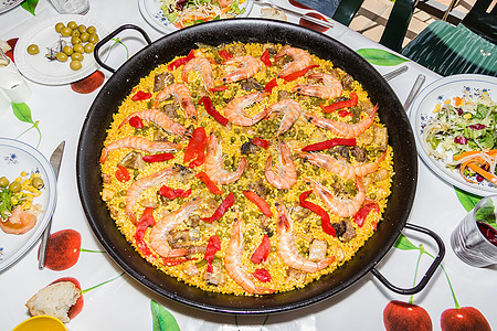 传统的西班牙烤肉锅里煮熟的黄色平底锅美食海鲜饭香料红色食物胡椒蔬菜猪肉图片
