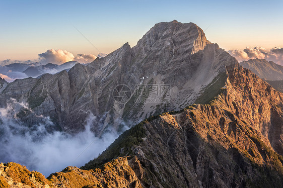 玉山土地地标爬坡登山天空场景风景顶峰阳光旅游图片