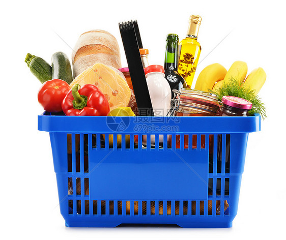 配有各种杂货食品的塑料购物篮烘烤蔬菜产品水果胡椒贸易香蕉市场奶制品均衡图片