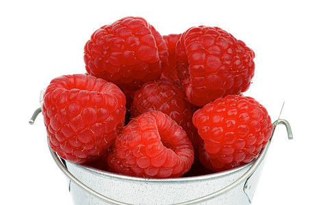 Bucket 的草莓静物上限宏观甜食覆盆子反射美食家横截面植物生食图片