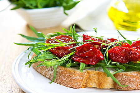 日晒红番茄 配火箭三明治食物美味小吃饮食面包野餐草本植物午餐美食熟食图片