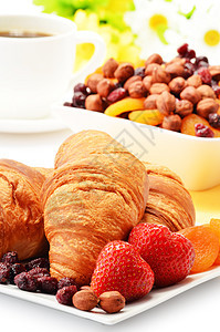 早餐加牛角面包 咖啡和水果杯产品水果杯子坚果餐厅桌子盘子面包酒店榛子图片