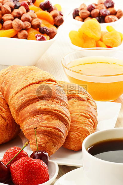 早餐加牛角面包 咖啡和水果杯水果产品杂货店烘烤面包盘子酒店杯子桌子坚果图片