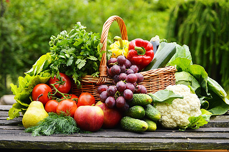 花园菜篮中维杰篮子中的新鲜有机蔬菜饮食桌子杂货店衬套柳条植物水果茄子胡椒生态图片