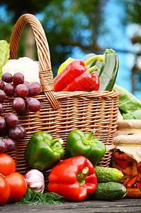 花园菜篮中维杰篮子中的新鲜有机蔬菜胡椒香菜杂货店柳条衬套生态收成水果植物饮食图片