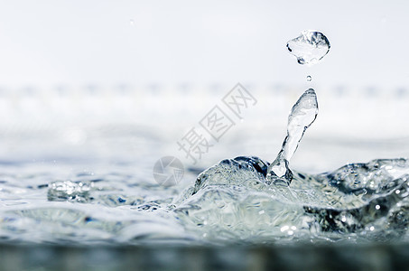 水喷水海浪自然反射水滴图片