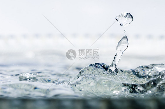 水喷水海浪自然反射水滴图片