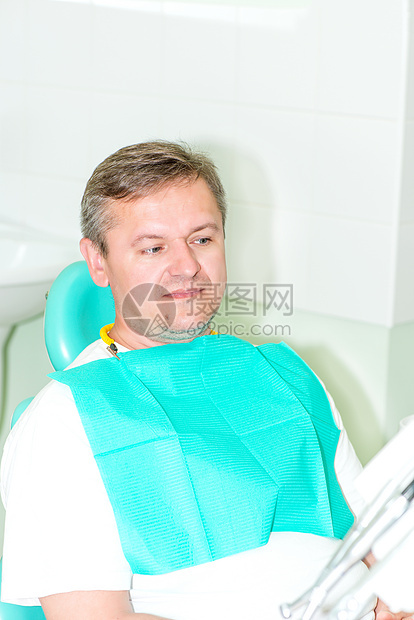牙医办公室男子的肖像卫生牙科白色药品嘴唇胡子病人中年牙齿贸易图片