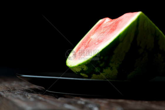 红西瓜在木制桌上盘子中水果茶点食物小吃红色图片