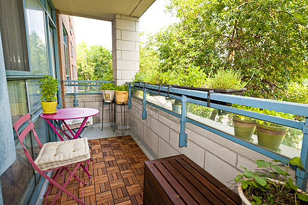 公寓阳台奢华装饰树木建筑学桌子露台椅子城市花箱住宅图片