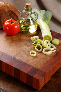 切菜板上的蔬菜厨房木板棕色玻璃瓶食物烹饪植物油红色面包洋葱图片