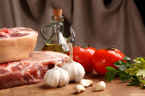 切肉板上的肉红色胡椒工作室香菜牛扒木头食物蔬菜绿色图片