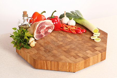 切肉板上的肉香菜红色蔬菜工作室食物木头韭葱胡椒绿色牛扒图片