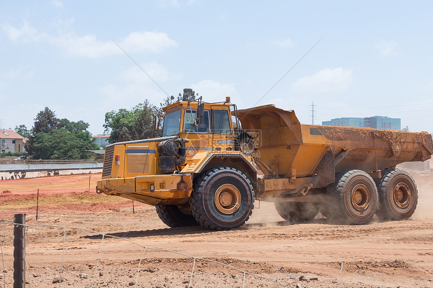 铺开一条新路机器卡车工具运输机械建筑路面活动拖拉机车辆图片