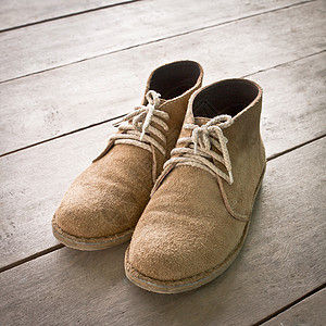 靴子男性男士皮革棕色木头店铺鞋类配饰花边男鞋背景图片