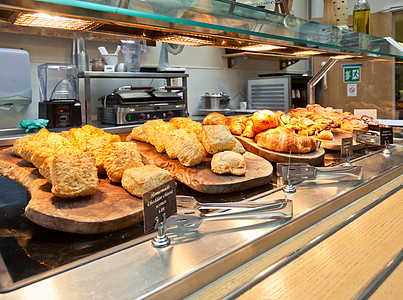 餐厅托盘线食堂面包羊角食物店铺烘焙木板英语小吃店午餐图片
