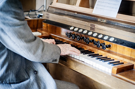 玩管风琴的人教育寺庙钥匙床单键盘乐器艺术家歌曲音乐会男性图片