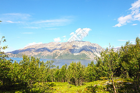 挪威山丘天空假期风景石头反射蓝色爬坡岩石旅行峡湾图片