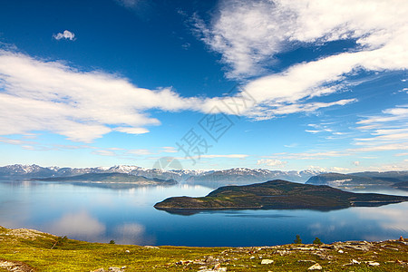 挪威山丘全景风景反射蓝色顶峰旅游旅行岩石爬坡天空图片