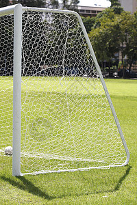 在公园的空地尽头拍到足球一球靶子娱乐团队惩罚绿色运动分数操场草皮邮政场地图片