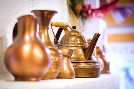 传统房屋中的铜罐子厨房金属平底锅黄铜棕色文化咖啡家庭烹饪把手图片