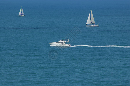 蓝海的白色游艇图片